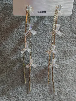 Pendientes largos con cristales plateados y dorado