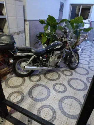 Moto negra con maleta y parabrisas