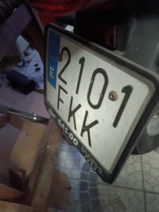 Moto negra con maleta y parabrisas