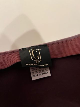 Cappello viola con nastro bicolore