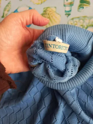 Jersey cuello alto azul, calado