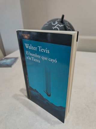 El hombre que cayó a la tierra / Man Who Fell T...
