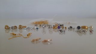 Varios pendientes y tuercos y cierras