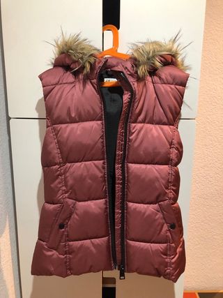 Chaleco acolchado H&M con capucha. Color burdeos.