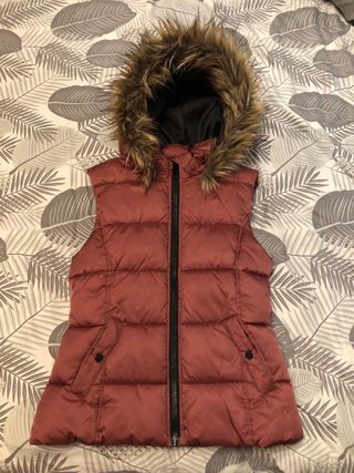 Chaleco acolchado H&M con capucha. Color burdeos.