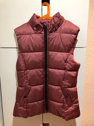 Chaleco acolchado H&M con capucha. Color burdeos.