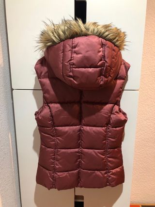 Chaleco acolchado H&M con capucha. Color burdeos.