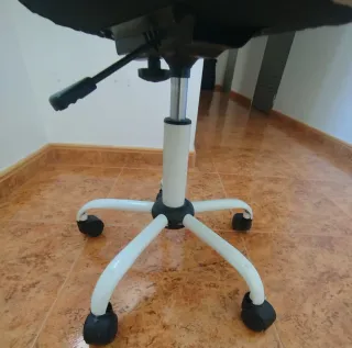 Silla de estudio infantil azul y blanca