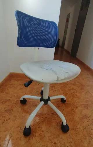 Silla de estudio infantil azul y blanca