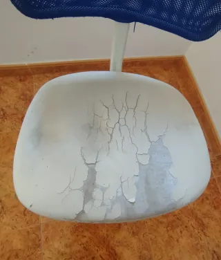 Silla de estudio infantil azul y blanca