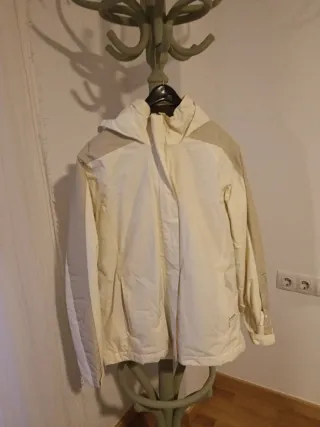 Chaqueta de nieve beige y blanca