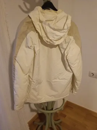 Chaqueta de nieve beige y blanca
