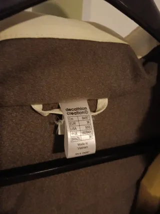 Chaqueta de nieve beige y blanca