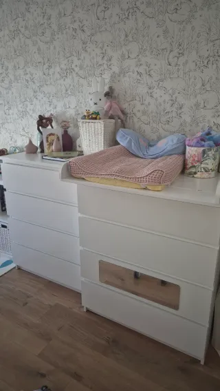 Cómoda blanca con 4 cajones. Amplio almacenaje