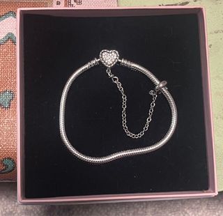 Pulsera con charm corazón y cadena de seguridad