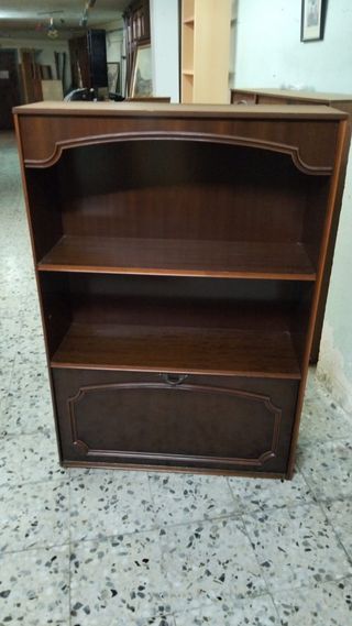 Estantería de madera marrón