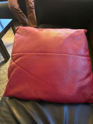 Cuscino per divano in pelle rossa