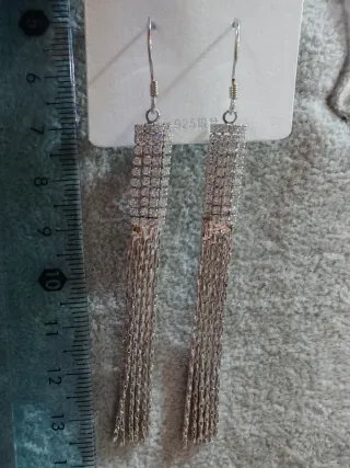 Pendientes largos plateados con brillantes