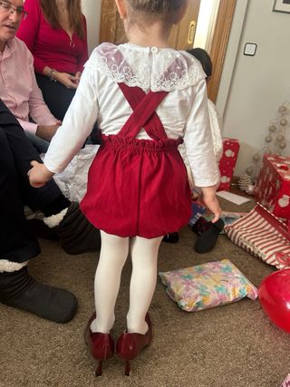 Mono rojo niña con lazo