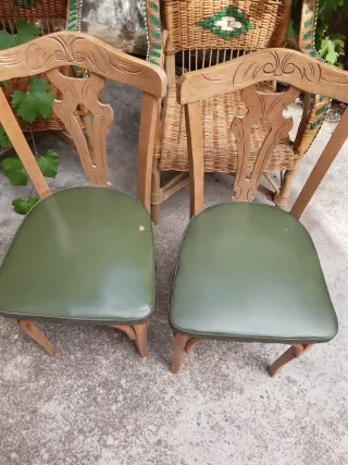 Juego de 2 sillas de madera y mimbre