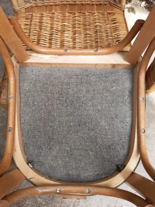 Juego de 2 sillas de madera y mimbre