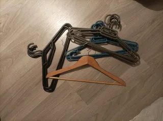 Lote 18 Perchas Plástico y Madera