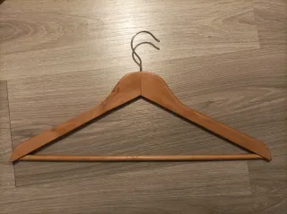 Lote 18 Perchas Plástico y Madera