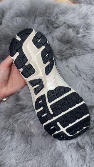 Zapatillas Nike Vomero Plata y Blanco