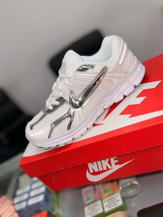 Zapatillas Nike Vomero Plata y Blanco