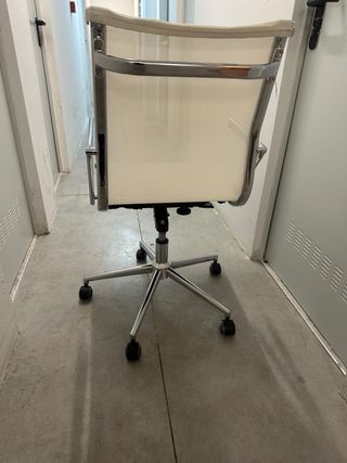 Silla de oficina diseño beige y plata