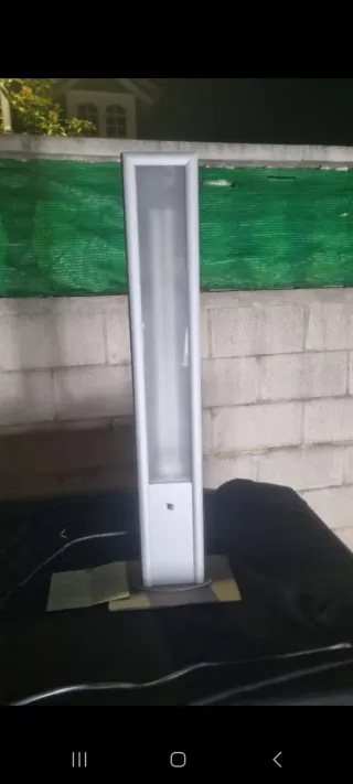 Lámpara de pie plateada y blanca