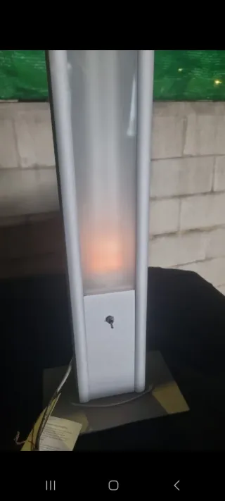 Lámpara de pie plateada y blanca