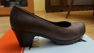 Zapatos con tacón bajo
