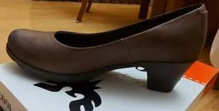 Zapatos con tacón bajo