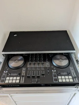 Controladora Traktor S3 + Flightcase