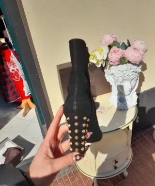 Stivali Gucci neri con borchie oro