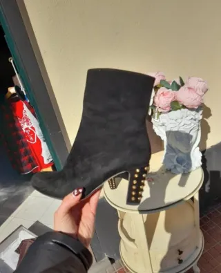 Stivali Gucci neri con borchie oro