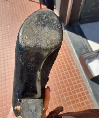 Stivali Gucci neri con borchie oro