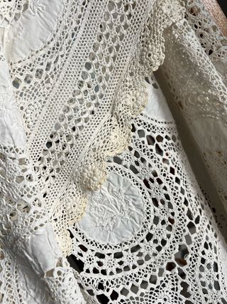 Colcha de ganchillo blanca