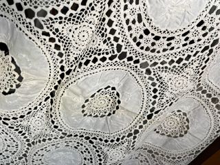 Colcha de ganchillo blanca