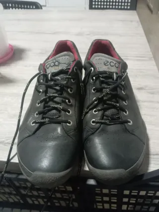 Zapatos de golf negros con cordones rosas