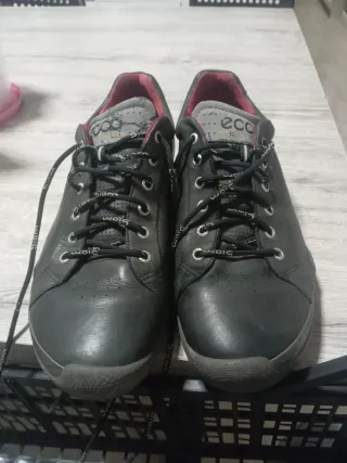 Zapatos de golf negros con cordones rosas