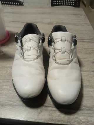 Zapatos de golf negros con cordones rosas