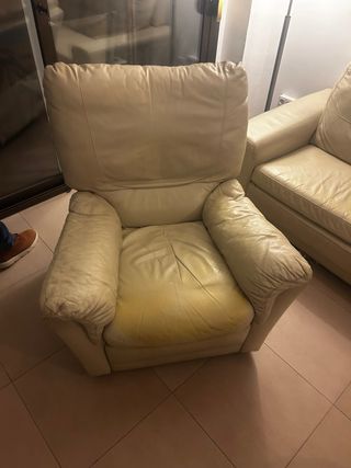 Divano e poltrona in pelle beige