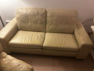 Divano e poltrona in pelle beige