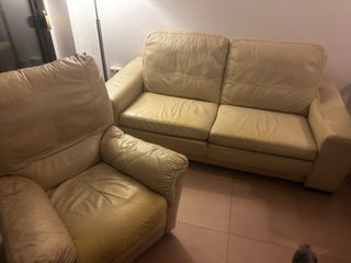 Divano e poltrona in pelle beige