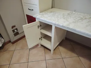 Scrivania IKEA bianca con piano effetto marmo