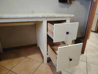 Scrivania IKEA bianca con piano effetto marmo