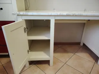 Scrivania IKEA bianca con piano effetto marmo