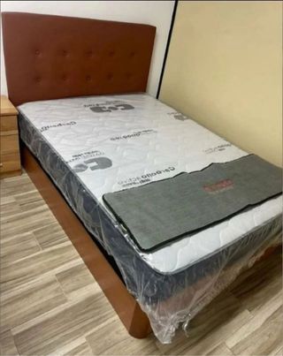 Canapé de madera con colchón